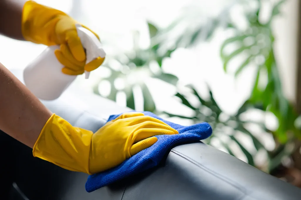 Schoonmaakster bezig met dieptereiniging in een kantoorpand